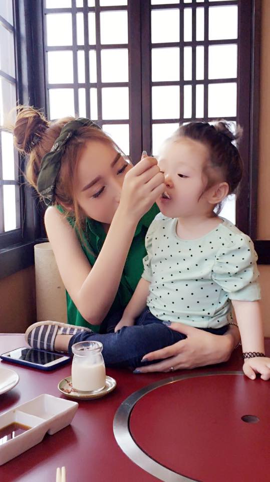 Nhìn vẻ bụ bẫm của Mộc Trà là đoán được tài chăm con của bà mẹ hot girl.