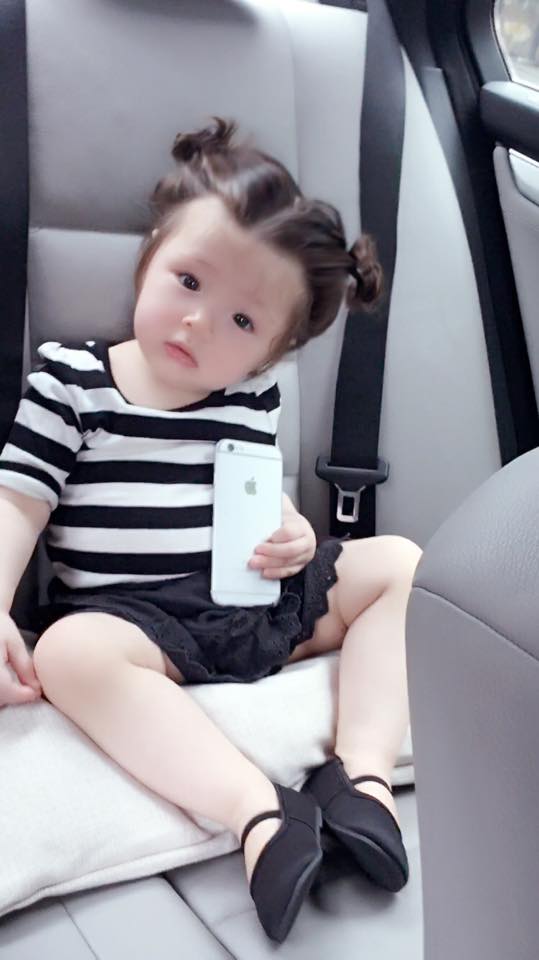 Cô bé càng lớn càng đáng yêu.