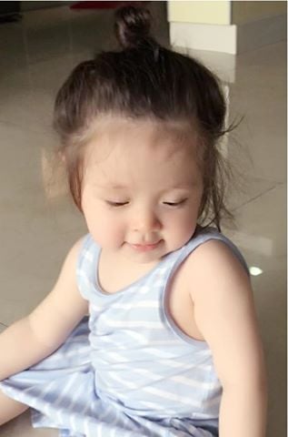 Cô bé có những biểu cảm làm 'đốn tim' cư dân mạng.
