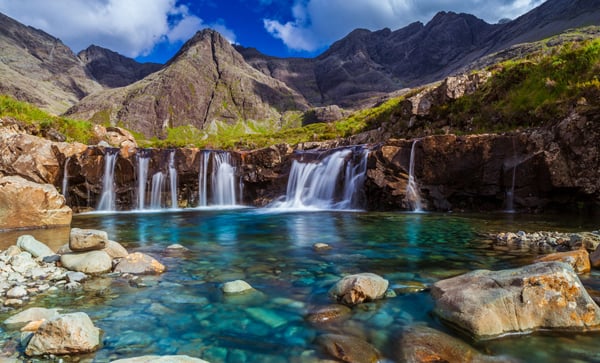 Một trong những yếu tố giúp Skye (Scotland) trở thành một điểm đến “hot” trong mùa thu chính là bởi khí hậu lý tưởng. Bên cạnh cây hoa tạo nên những gam màu trầm cuốn hút, Skye còn gây ấn tượng bởi vô vàn vách đá với hình thù kỳ dị. Bức tranh của Skye vào mùa thu luôn độc đáo với sự hòa quyện giữa cây, hoa và đá.