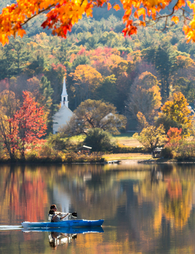 Mùa thu ở New Hampshire (Mỹ) luôn đẹp như tranh vẽ. Cây cối đổi màu khiến những đồng cỏ, những con đường trở nên mộng mơ hơn hẳn. Cộng hưởng với đó còn là vô vàn ngôi nhà với vô vàn màu sắc.