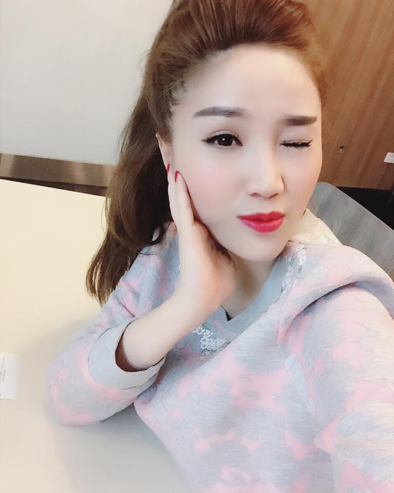 Bảo Thy nhắng nhít 'tự sướng' trong lúc chờ trời tạnh mưa. 'Công chúa bong bóng' bày tỏ: 'Hôm nay Sài Gòn có chuyện gì buồn mà khóc từ trưa chiều đến tận bây giờ vẫn chưa nín vậy nhỉ...?'.