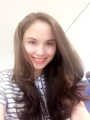 Diễm Hương khác lạ trong hình ảnh selfile. Cô hài hước bày tỏ: 'Em đi xíu , rồi lại về ngay anh nhé. Ở nhà cho con bú thay em nhé'.