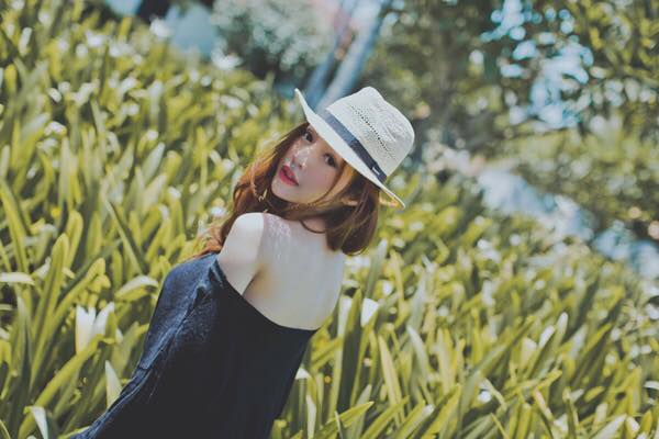 Elly Trần xinh đẹp, gợi cảm trong bộ ảnh mới. Hotgirl vòng một chia sẻ đoạn viết nói về mình: 'Không cần hở hang hay chiêu trò, trông cô vẫn cuốn hút và đẹp lạ lùng. Khác với sự nổi loạn trước đây, có vẻ như Elly Trần đã tìm được cho mình một hướng đi khác, khiến hình ảnh của cô được cải thiện rất nhiều trong mắt công chúng'.