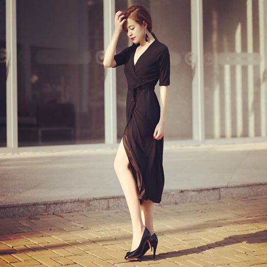 Hoàng Thùy Linh gợi cảm, tạo dáng xinh tươi ngày nắng.