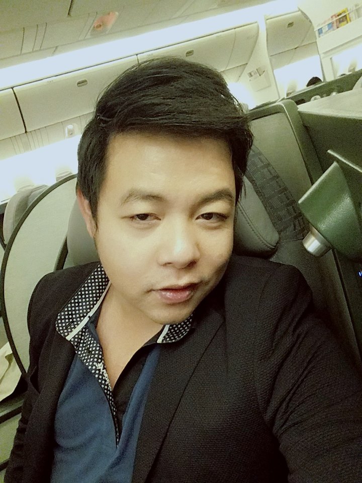 Quang Lê 'Chúc cả nhà một ngày hạnh phúc, Quang Lê trên chuyến bay dài qua Canada phục vụ khán giả Vancouver và Calgary. Nhớ mưa Sài Gòn, gửi 1000 nụ hôn cho những người luôn đi bên Lê trong fanpage này nhé .. hihi...' sau khi bị 'ném đá' vì vi phạm luật giao thông.
