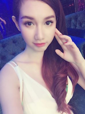 Quỳnh Chi tươi trẻ nhưng khá... hậu đậu. Cô viết: 'Có bạn nào như Chi không? Vào bếp lần nào cũng bị dầu bắn bỏng tay hết trơn á, hỏi sao con nhỏ không bị ám ảnh'.