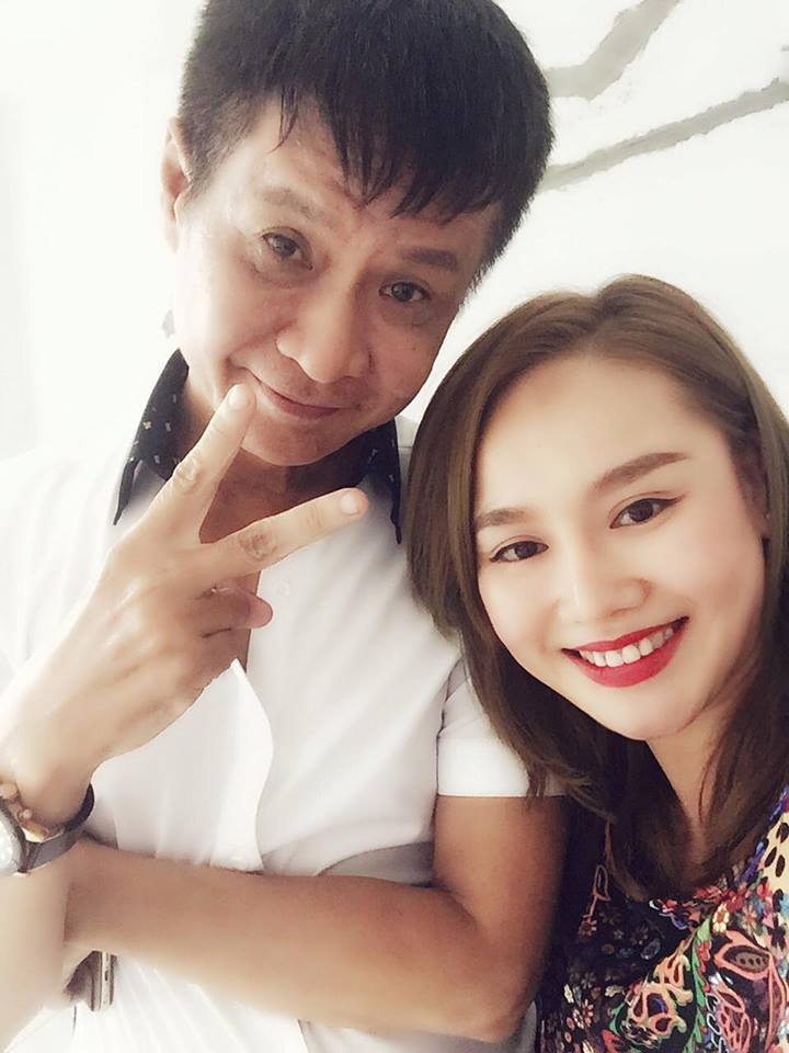 Thu Phượng hào hứng chụp hình cùng đạo diễn Lê Hoàng. Nữ ca sỹ không tiếc lời ngợi khen vị đạo diễn đanh đá này. Cô viết: 'Chưa bao giờ làm việc với ai thẳng tính như anh