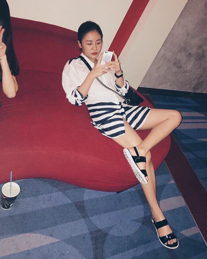 Văn Mai Hương tạo dáng siêu bá đạo khi đi xem phim đêm.