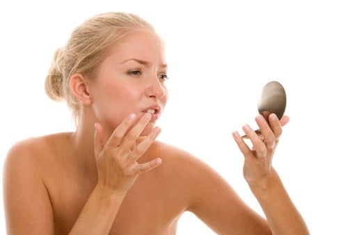 Nứt môi - thời tiết khô và lạnh hoặc thói quen liếm môi có thể khiến môi khô và bị nứt.