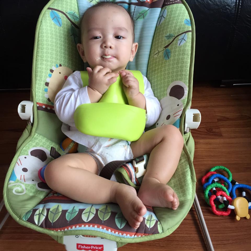 Cậu bé rất ngoan ngoãn và không quấy khóc.