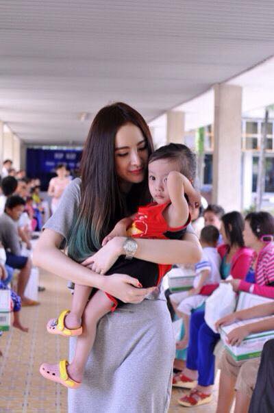Angela Phương Trinh âm thầm đi từ thiện. Nhiều người cho rằng, 'bà mẹ nhí' nên tích cực hơn trong các chương trình thiện nguyện bởi lúc này cô đẹp hơn bao giờ hết.