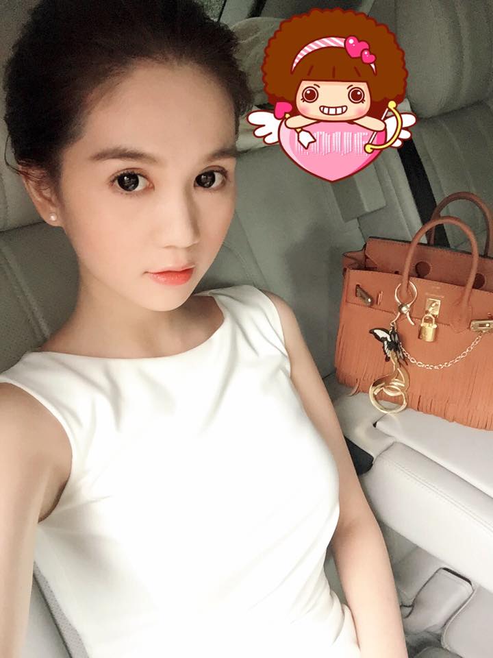 Ngọc Trinh tươi tắn chuẩn bị cho những cảnh quay đầu tiên của bộ phim 'Vòng eo 56'. 'Nữ hoàng nội y' bày tỏ: 'Hôm nay bắt đầu xuống Đồng Tháp và mai sẽ quay những cảnh đầu tiên cho phim rồi, đây cũng là lần đầu tiên mình được trải nghiệm với lĩnh vực điện ảnh nên mọi việc còn quá mới mẻ với mình, chưa có kinh nghiệm gì nhiều, cảm giác khó diễn tả thành lời..chỉ biết cố gắng hết sức mà thôi. Mong mọi việc sẽ được suôn sẻ'.