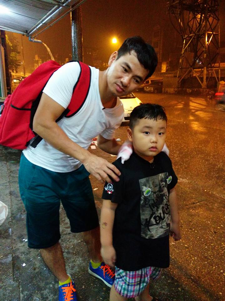 Xuân Bắc và con trai vẫn phải 'làm việc' trong ngày mưa gió. Nam diễn viên hài kể: 'Trời mưa tầm tã và to đùng, bố con cháu cùng ekip vẫn miệt mài quay Bố Ơi ạ. Bây giờ thì cháu đã biết: Bố không đi linh tinh, bố hay đi một mình.... Mưa thế mà nó vẫn 'gào' lên - Con không thích ở nhà, thích đi cùng bố cơ'.Bố con cháu đg trú mưa ạ!!