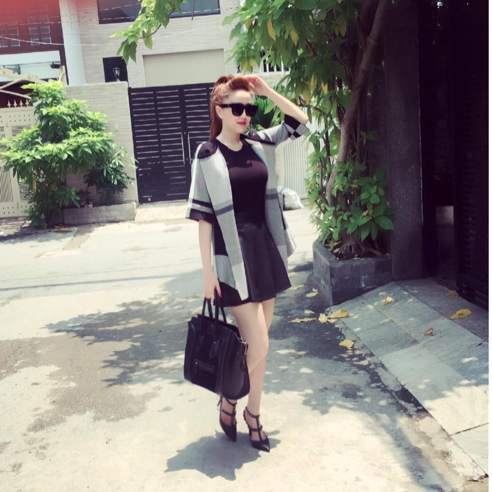 Bảo Thy sành điệu, tạo dáng xì tin ngoài phố. Nữ ca sỹ chia sẻ: 'Đã hoàn thành công việc cho buổi sáng. Bây giờ mình chuẩn bị ra sân bay. Hẹn gặp khán giả thân yêu'.