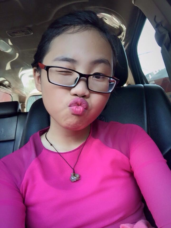 Phương Mỹ Chi trang điểm son môi, 'tông xuyệt tông' với gam màu áo dài. Cô bé tỏ ra khá nhắng nhít và đáng yêu.