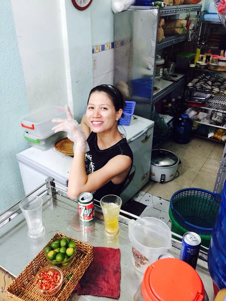 Trang Trần nhí nhảnh trong lúc làm đồ ăn cho khách. Cựu người mẫu hài hước chia sẻ: 'Câu nói hay nhất mà mình nghe được ngày hôm nay và thấy thật nhất: Anh thấy mày số thị phi quá! Vào Showbiz mất 1 chỉ vàng mà muốn rời khỏi Showbiz mất 10 cây vàng có khi vẫn dính chân. Thôi coi như cố đi em ạ cứ cầy kéo khắc có mọi thứ'.