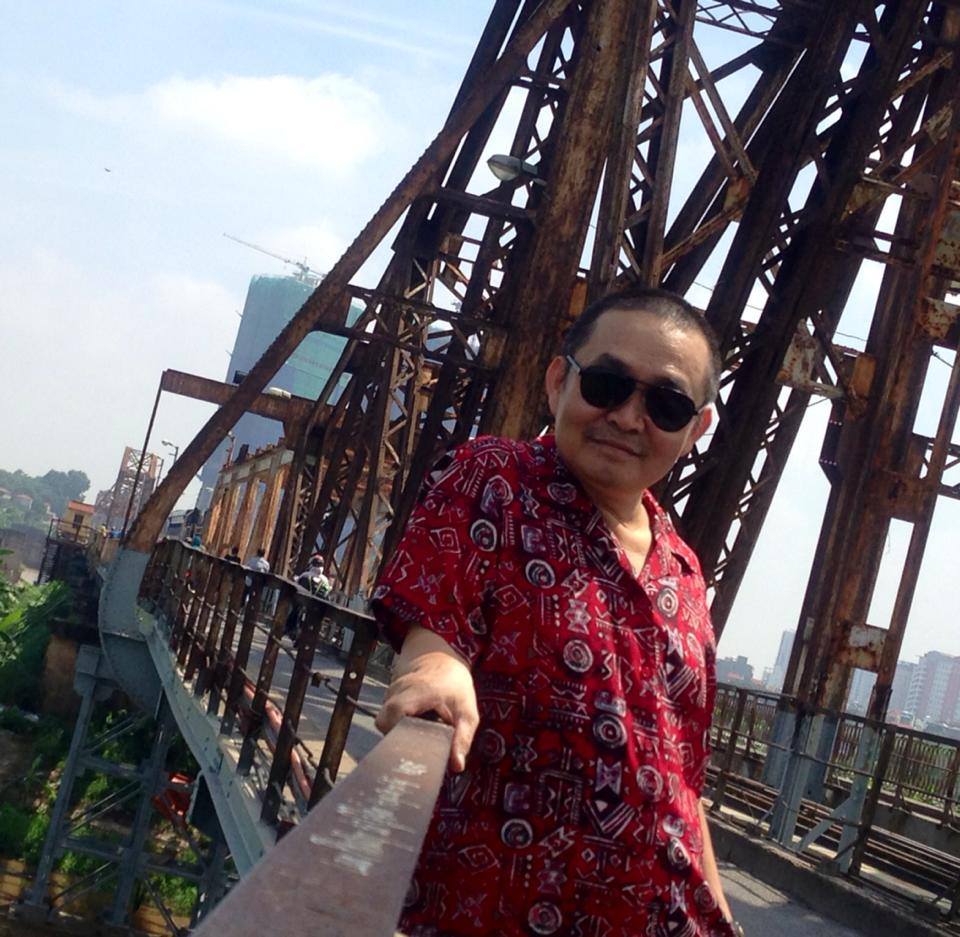 'Vua hài đất Việt' Xuân Hinh trẻ trung tạo dáng xì tin bên cầu Long Biên. Anh dí dỏm: 'Nhà em ở phố gầm cầu. Số nhà 31 sát cầu Long Biên'.