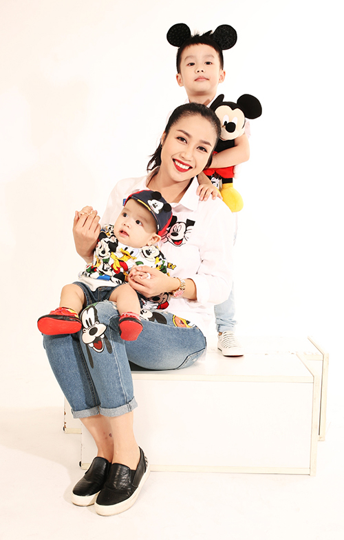 Ba mẹ con nữ diễn viên chụp ảnh cùng chú chuột Mickey.