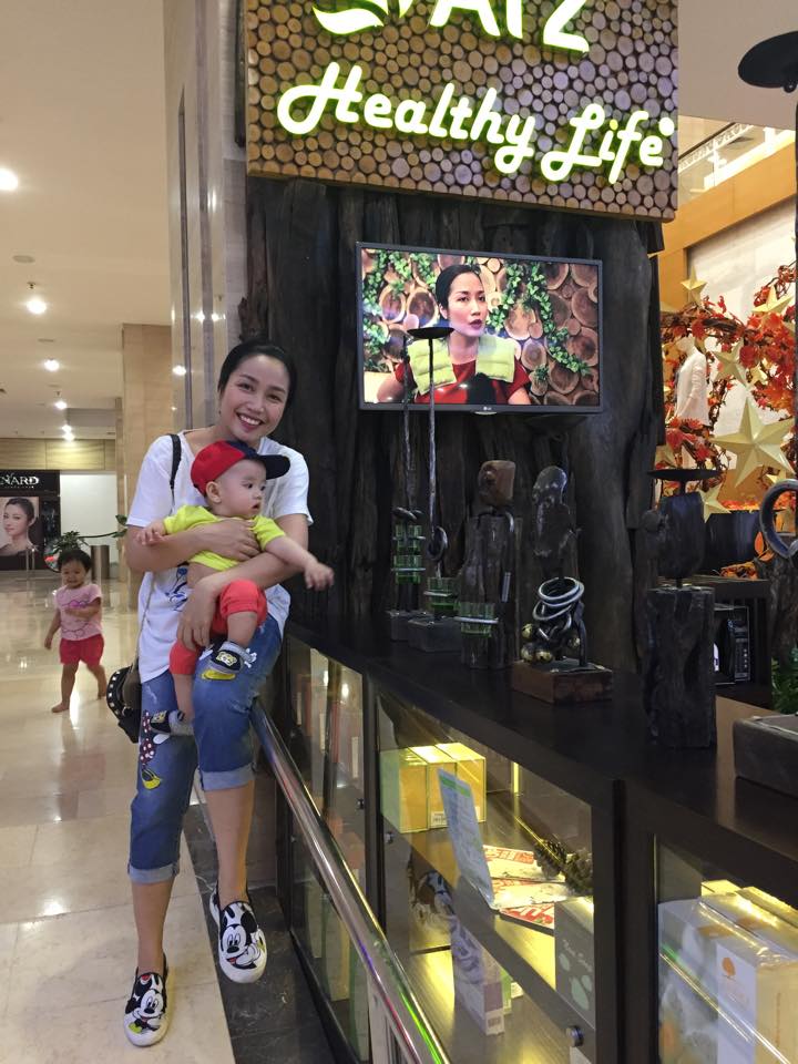 Nụ cười của nữ MC lúc nào cũng rạng ngời.