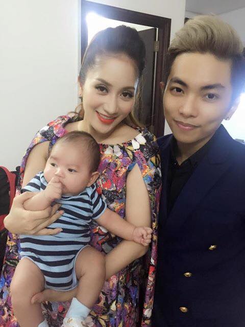 Phan Hiển hào hứng khoe 'cục vàng' trời cho. Vũ công 9X hài hước: 'Cảm ơn Chúa đã ban cho con món quá to lớn này. Món quà mà không có gì có thể thay thế được'.