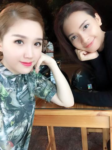 Ái Phương hội ngộ Bảo Thy. Hai chị em khá trẻ trung và xinh đẹp.