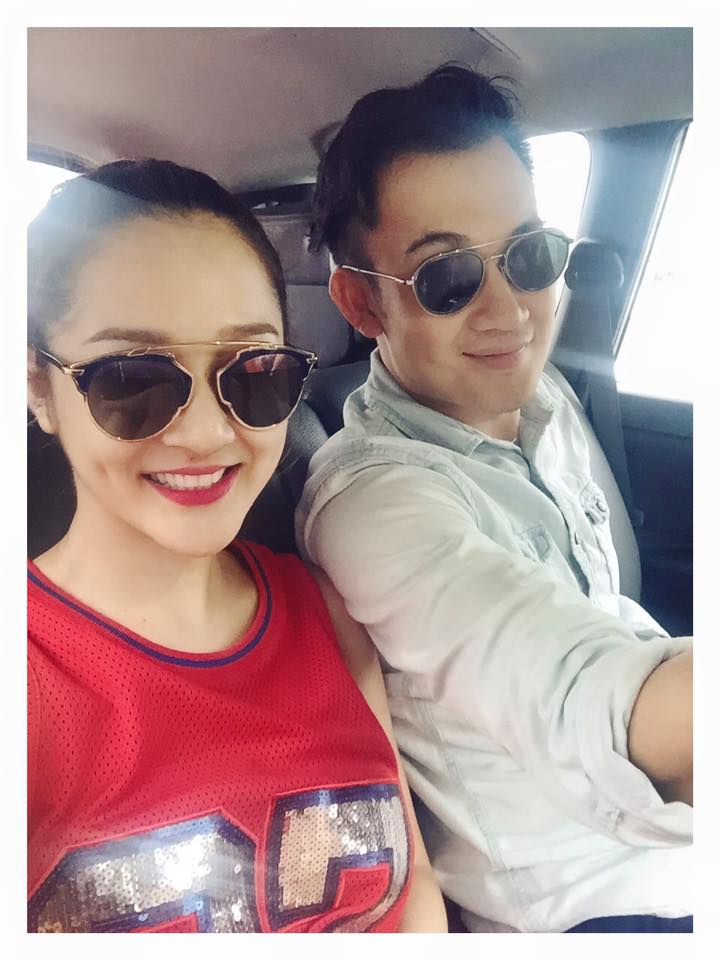 Bảo Anh thích thú khi được Dương Triệu Vũ cho đi nhờ xe. Cô hào hứng chia sẻ: 'Bay ra Hà Nội diễn, vô tình gặp anh Vũ, anh cho đi xe nhờ về, anh thật là tốt bụng'.
