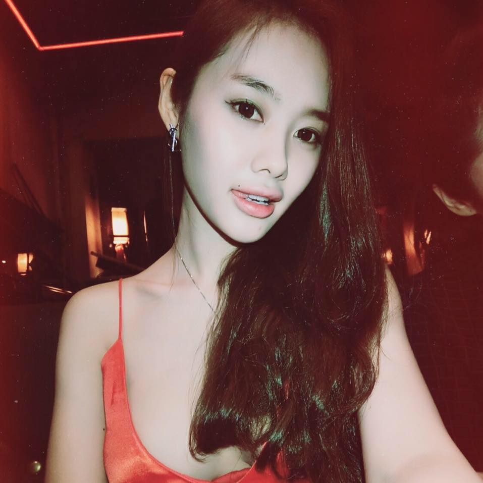 Linh Chi khoe vòng một hờ hững, gợi cảm.
