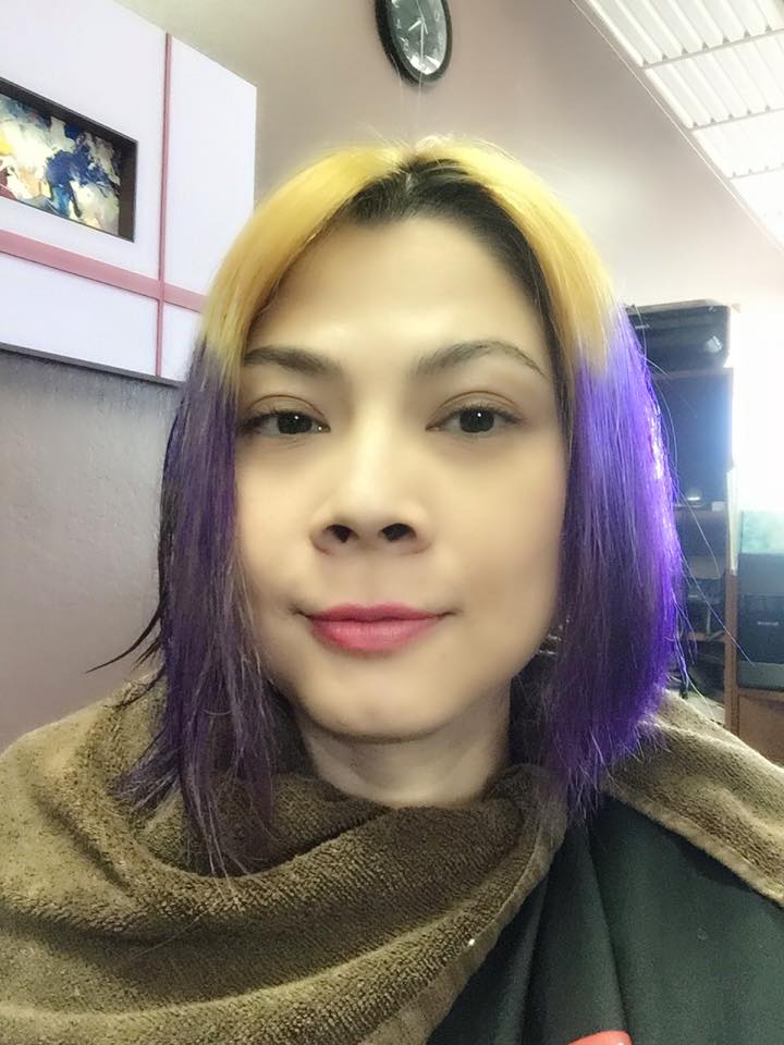 Thanh Thảo cá tính với Shbet123 Link Vào ShBet Mới Nhất nhuộm hai màu vàng và tím.