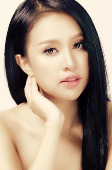 Thanh Vân Hugo lạnh lùng, sắc sảo.