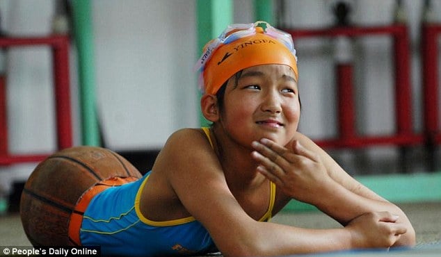 Co bé bắt đầu chinh phục đường đua xanh vào năm 2007 khi khó có thể tiếp tục học chữ, trong khi bộc lộ rất nhiều tiềm năng với thể thao. Ảnh: Nhân dân Nhật báo.