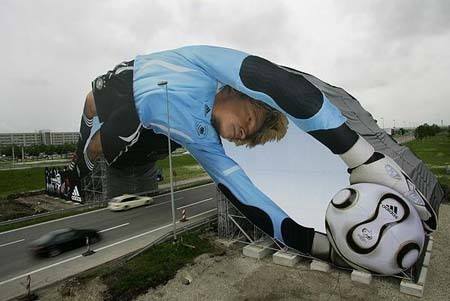 Thủ thành nổi tiếng Oliver Kahn trong một biển quảng cáo ở Đức.