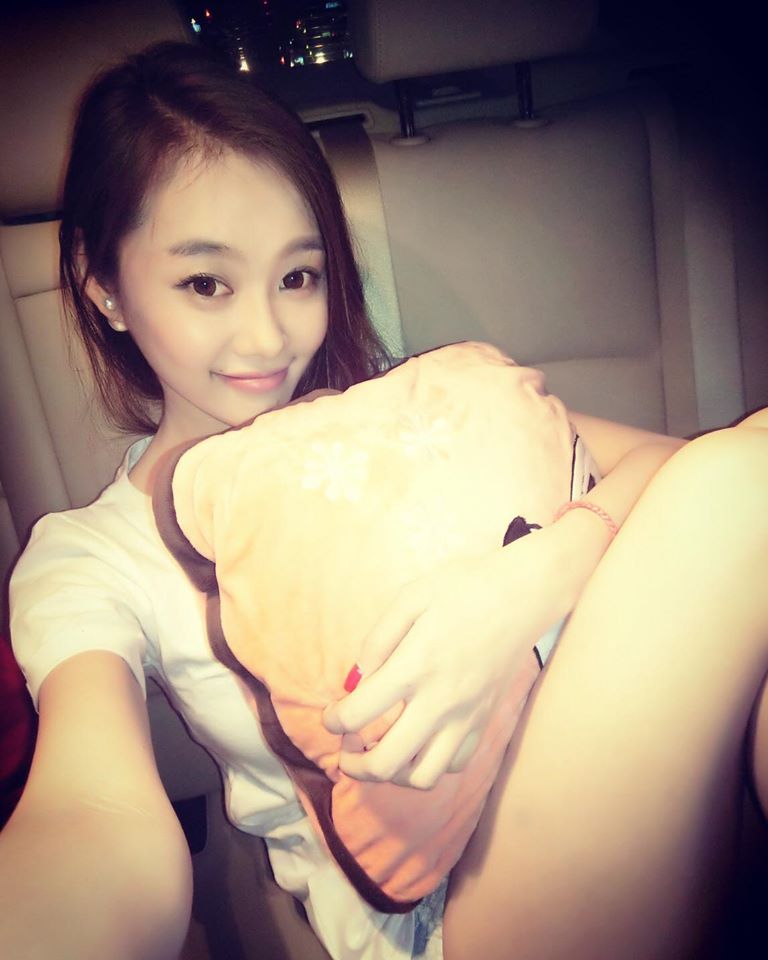 Linh Chi được xem là một trong những nghệ sỹ thích 'tự sướng' nhất showbiz Việt. Kèm theo đó là đoạn triết lý 'Có những việc nghĩ nhiều thì đau đầu. Còn 1 khi đã nghĩ thông suốt thì lại đau lòng. Thôi thì tốt nhất là đừng suy nghĩ, tự xuôi cho nó đến đâu thì đến'.