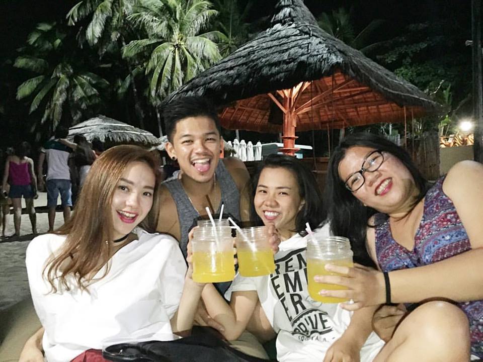 Minh Hằng hào hứng hội ngộ Quán quân Vietnam Idol Trọng Hiếu cùng những người bạn.
