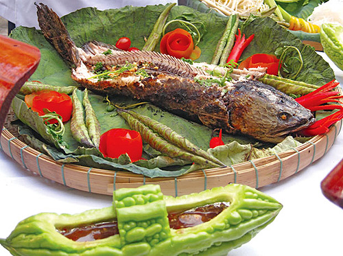 Món ngon cuối tuần: Lạ miệng với cá nướng lá sen