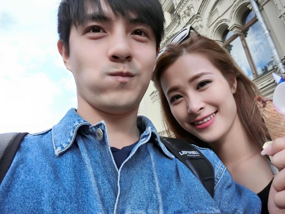 Đông Nhi và người yêu Ông Cao Thắng nhắng nhít tạo dáng dễ thương nhân chuyến du lịch kiêm công việc dài ngày.