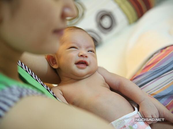 Con trai Khánh Thi - Phan Hiển lộ gương mặt đáng yêu, dễ thương và giống bố như đúc.