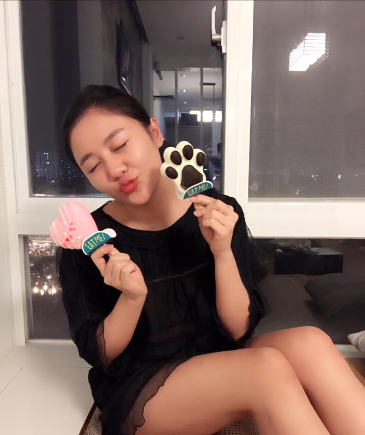 Văn Mai Hương nhắng nhít, tạo dáng cùng... kem.