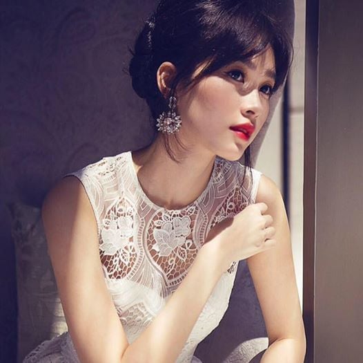 Đặng Thu Thảo trầm tư, hóa thành cô dâu trong chiếc váy cưới trắng muốt.