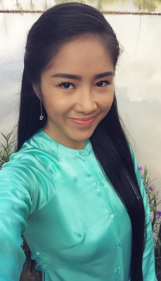 Lê Phương tự thừa nhận là 'gái nhà quê' kèm dòng thơ tình 'Em là con gái nhà quê. Chỉ có tóc thề dành để yêu anh'.