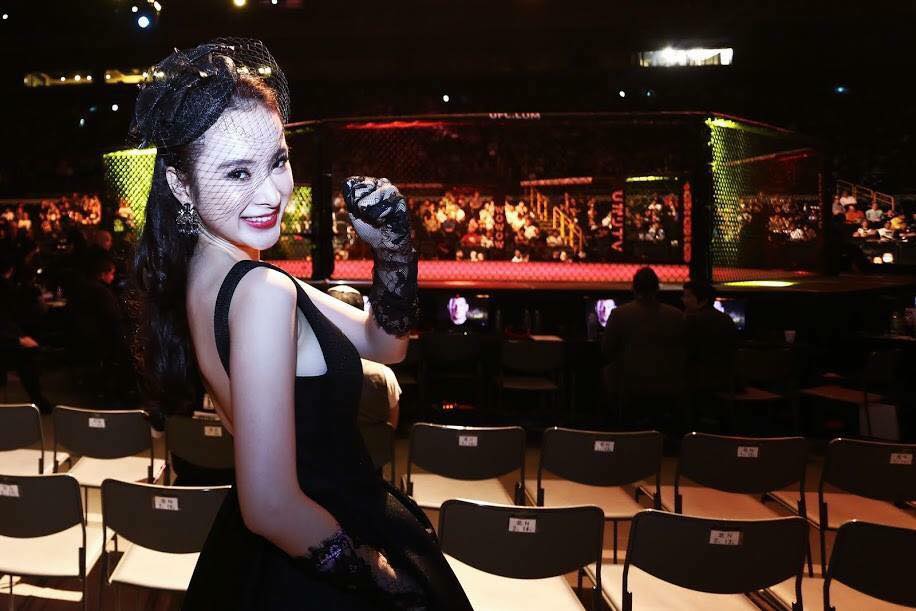 Angela Phương Trinh khoe vẻ sexy, gợi cảm. Theo đó, Nữ hoàng scandal bày tỏ: 'Chắc hẳn mọi người đã rất ngạc nhiên khi thấy Trinh hơi bánh bèo mà lại đi xem đấu võ phải không? Khi nhận được lời mời, Trinh cũng khá bất ngờ. Trinh đã có một trải nghiệm vô cùng thú vị khi được xem trận đấu trong khuôn khổ UFC champion 2015 ngày hôm qua. Một trận đấu kịch tính và đầy phấn khích với chiến thắng đầy thuyết phục của võ sỹ Josh Barnett! Nhưng vẫn muốn hỏi mọi người thêm một câu là mọi người có thích bộ Shbet999 com đăng nhập của anh Đỗ Mạnh Cường mà Trinh mặc không nè?'.