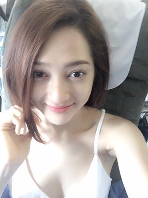 Bảo Anh gợi cảm với Shbet123 Link Vào ShBet Mới Nhất quấn kiểu lạ kèm váy hai dây sexy nhưng vô cùng quyến rũ.