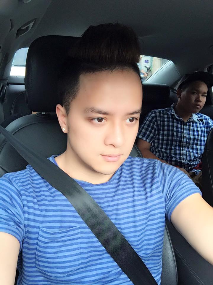 Cao Thái Sơn trầm tư SHBET 1000 World Cup. Gương mặt biểu cảm của nam ca sỹ khiến người hâm mộ phải ngạc nhiên.