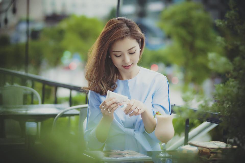 Jennifer Phạm tươi tắn chào ngày mới bằng đoạn trạng thái khá vui 'Dù nắng đang rất đẹp và má đang ửng hồng thì em vẫn khoác chiếc áo chống nắng dịu dàng cho da vào mỗi sáng mai, bởi Mừng SHBET phiên bản mới 2025 luôn cần được bảo vệ trong mọi trường hợp. Chúc cả nhà một tuần làm việc tốt lành nhé'.
