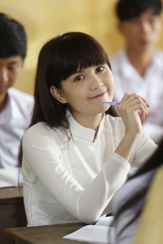 Ngọc Trinh tươi tắn diện áo dài truyền thống ngồi selfile trong lớp học.
