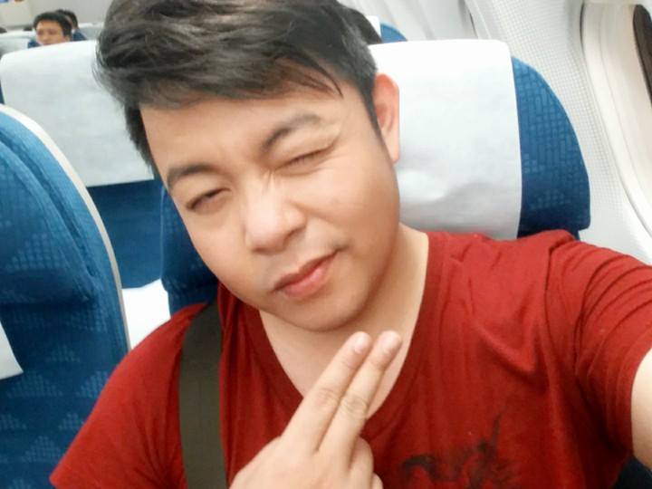 Quang Lê xì tin với kiểu nháy mắt, chu môi tạo dáng ngay trên máy bay.
