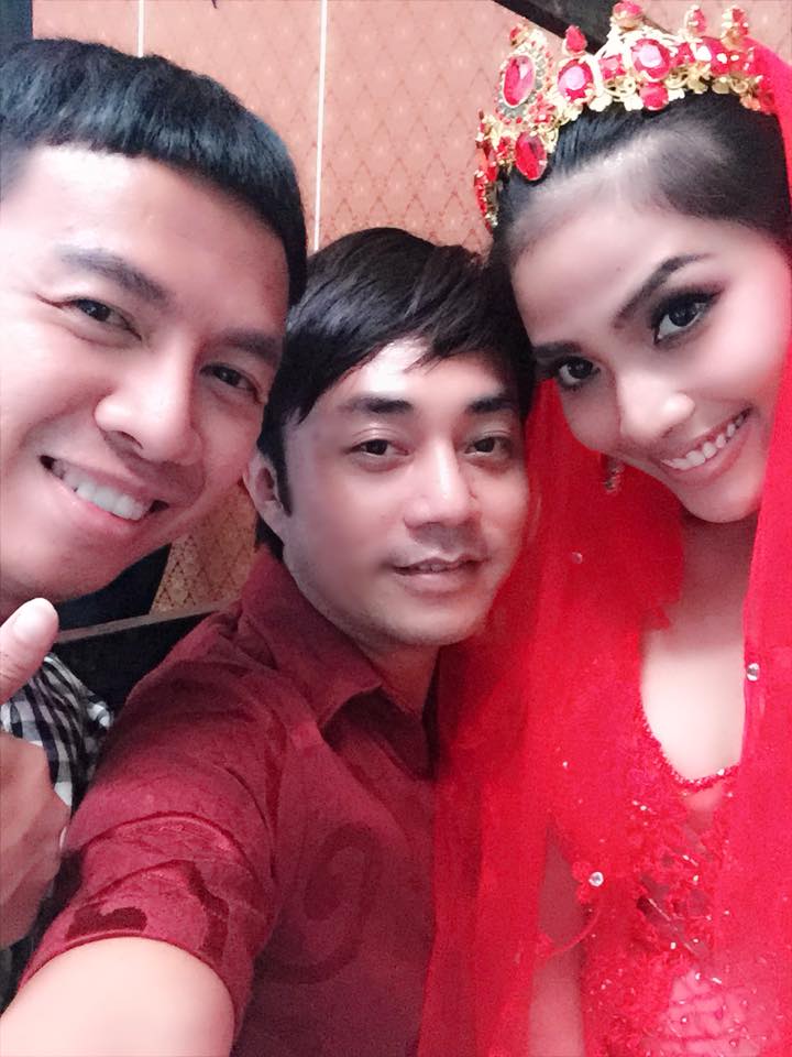 Trương Thị May làm cô dâu xinh đẹp, tạo dáng bên dàn trai lạ.
