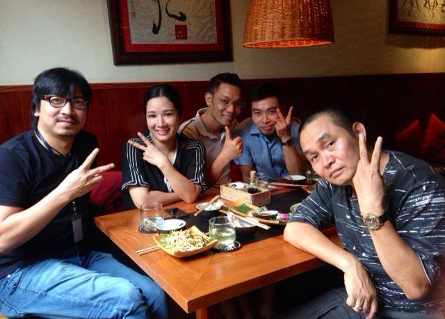 Xuân Hinh hội ngộ giáo sư Cù Trọng Xoay: 'Giơ tay phát là trẻ hơn 5 tuổi, biết thế giơ nốt tay nữa có phải là được chục tuổi rồi không... Thôi, tập trung ăn uống để còn sản xuất tác phẩm cho Xuân Phát Tài 2016 nào'.