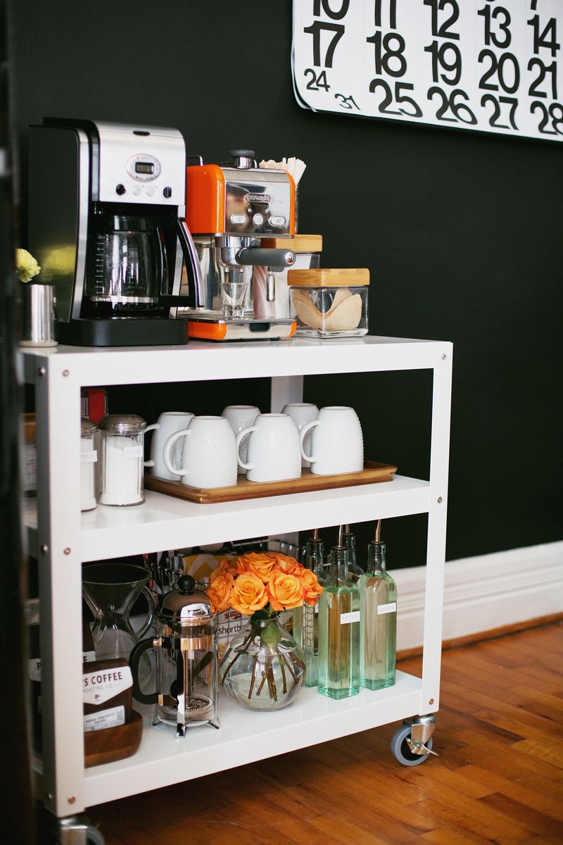 Thay vì chọn những chiếc bàn có chân cố định khó di chuyển, hãy chọn những chiếc bàn đẩy – chân bàn có bánh xe. Nó sẽ giúp bạn có thể di chuyển dễ dàng khi cần, đặc biệt là khi nhà bạn cần thay đổi không gian, hay khi cần chỗ ngồi để tiếp khách mà không gian lại quá bé.