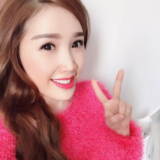 Bảo Thy nhắng nhít selfile. Ca sỹ 'Ngôi nhà hoa hồng' càng ngày càng đẹp so với thời gian đầu mới bước chân vào nghề.